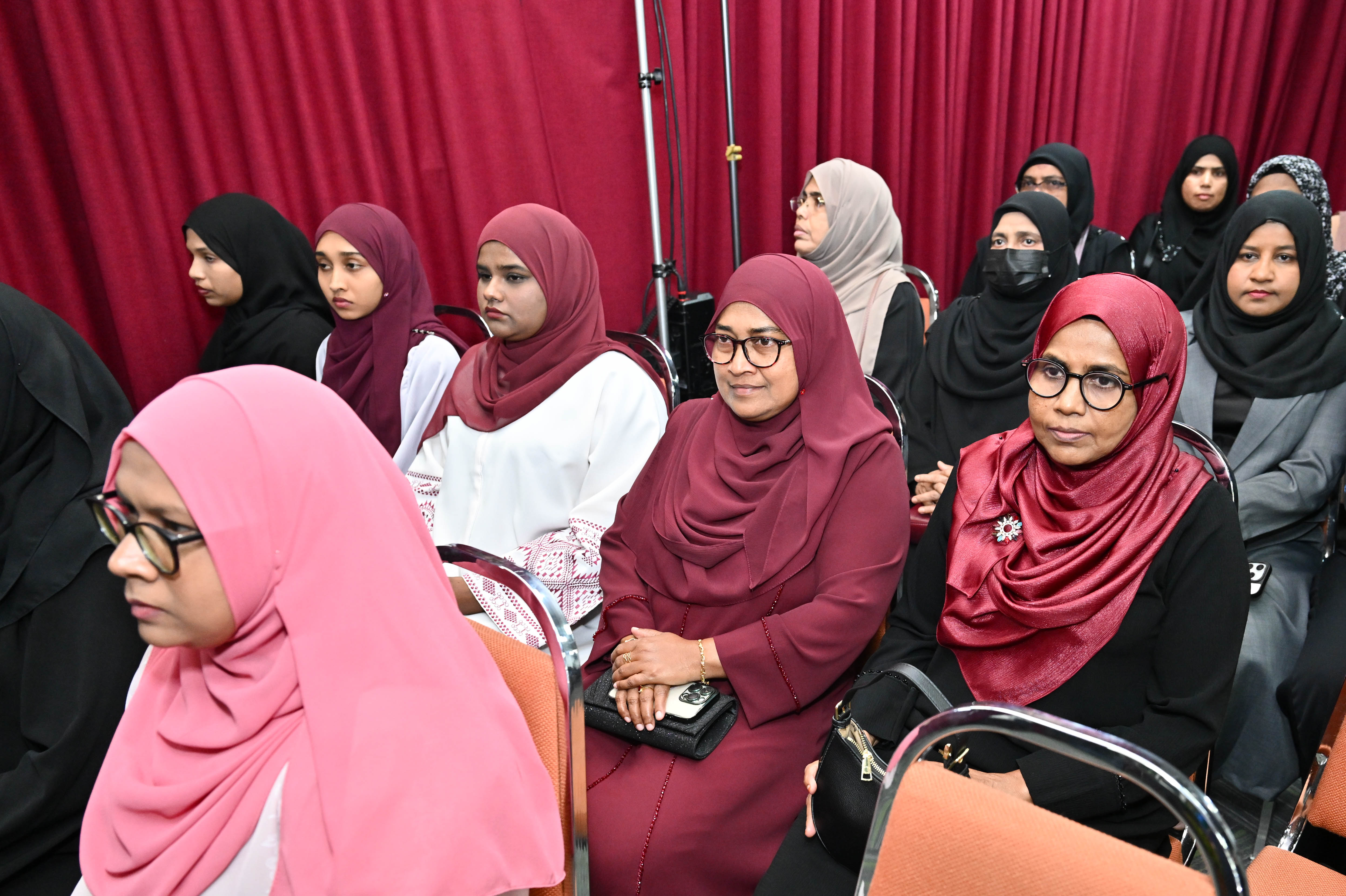 ރައީސުލްޖުމްހޫރިއްޔާގެ ދެކަނބަލުން، ޙާފިޡުން ދަސްވެނިވުމުގެ ރަސްމިއްޔާތުގައި ބައިވެރިވެވަޑައިގަތުން
