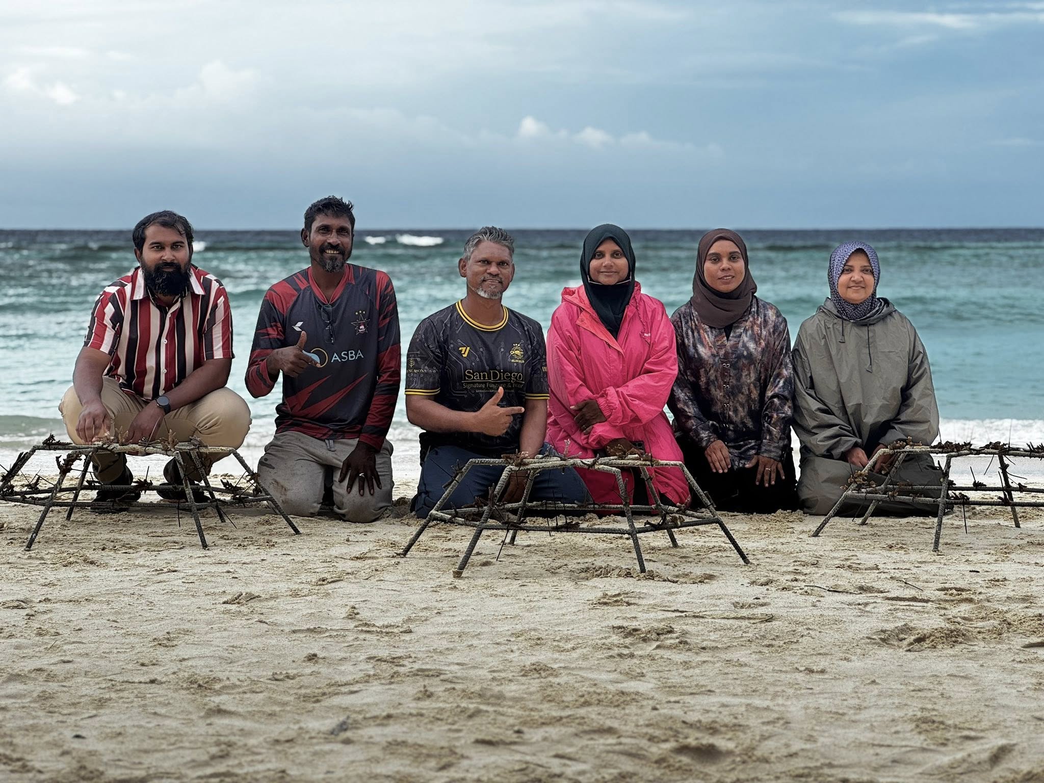 އެންމެން ގުޅިގެން މިއަދު އިންދަމުން މިދަނީ ހަމައެކަނި މުރަކައެއް ނޫން. މިއީ މޫދުގެ ފުންމިނުގައި އާލާކުރަމުންދާ އުއްމީދެއް. --- ފޮޓޯ: ޔޫތު އައި އަލިފުށި