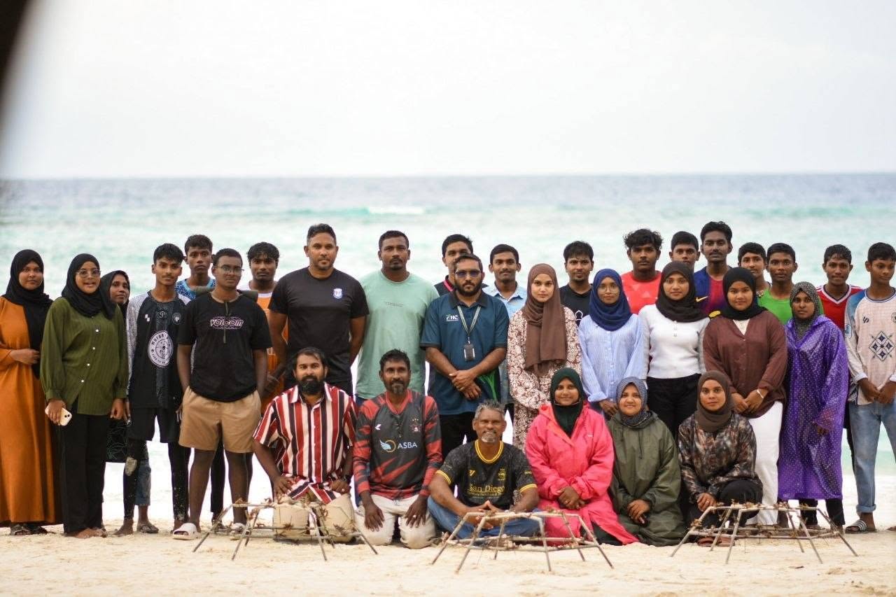 އަލިފުށީގެ ފަރުތަކަށް އާ ދިރުމެއް: “ޔޫތު އައި އަލިފުށި” އިން ކަނޑުގެ ބަގީޗާ އާލާކުރަން ފަށައިފި