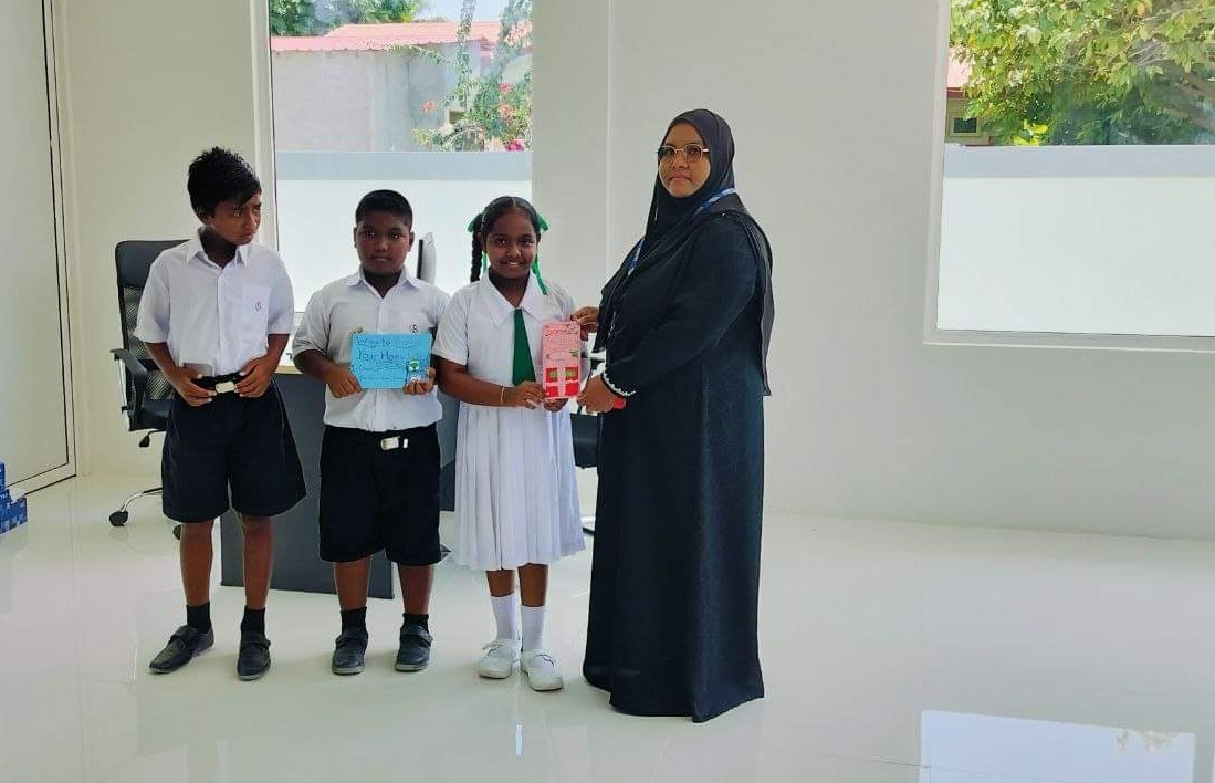 ވާދޫ ސްކޫލްގެ ދަރިވަރުން ތައްޔާރުކުރި މޫސުމާއި ބެހޭ މައުލޫމާތު ކިޓް މުއައްސަސާތަކަށް ހަދިޔާކޮށްފި