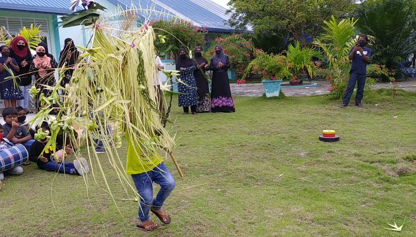 ފިތުރު ޢީދު ދުވަހު ކޯޑި ހައްދައި ކޯޑި ކުޅުނީ ވެސް ތުއްތު ކުދިން!