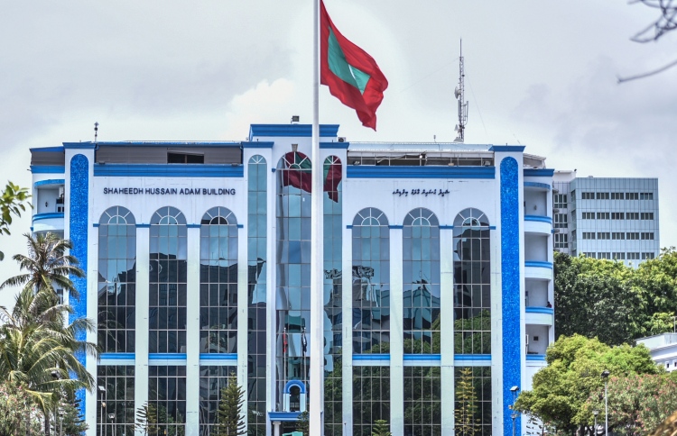 ބަނގުރަލާއެކު ހައްޔަރު ކުރި އަންހެން ފުލުސް މީހާ ވަޒީފާއިން ވަކިކުރުމަށް ނިންމައިފި