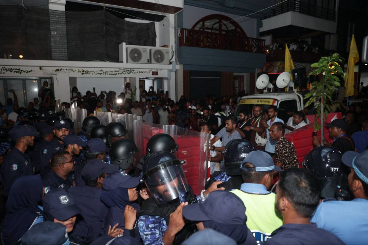 އެމްޑީޕީގެ މުޒާހަރާގައި ފުލުހުންގެ ވާޖިބަށް ހުރަސްއެޅި ފަރާތްތަކާމެދު ޤާނޫނީ ފިޔަވަޅު އަޅާނެކަމުގެ އިންޒާރުދީފި