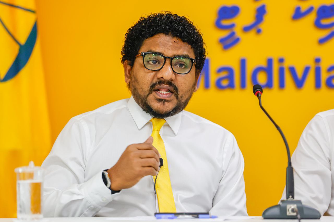 ރައީސަށް ބޯހިޔާވަހިކަން ހައްލުނުކުރެވޭނެ ކަމަށް ބާރަށު ދާއިރާގެ މެމްބަރ ސުޖާއު ވެސް ގަބޫލު ކުރާކަމަށް؛ ކެންދޫ ދާއިރާގެ މެމްބަރު މައުރޫފް ބުނެފި