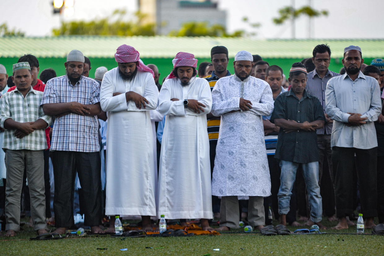 ކެތްތެރިކަމާއި ނަމާދުން ތިޔަބައިމީހުން ވާގިހޯދާށެވެ!