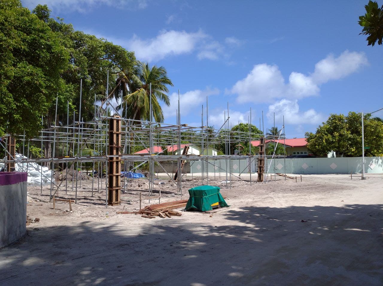 ވާދޫގައި އަލަށް އިމާރާތް ކުރެވޭ ފެނަކައިގެ އޮފީސް އިމާރާތުގެ ތަނބުތައް އެޅުމުގެ މަސައްކަތް ފަށައިފި
