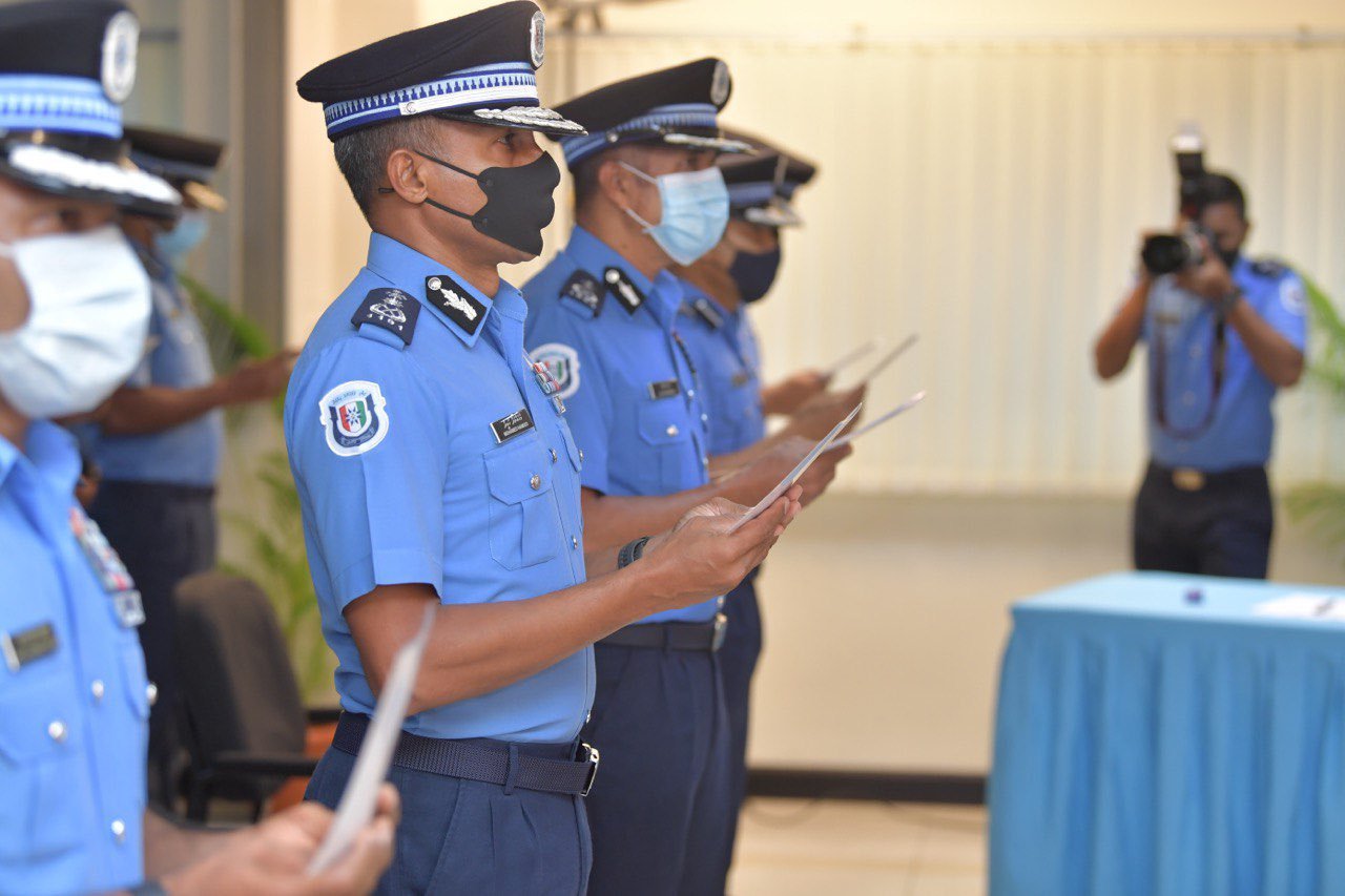 ފުލުހުންގެ ކޮއްތު ފައިސާ އަމިއްލަ އެކައުންޓަށް ޖަމާކުރި މައްސަލައިގައި ހަތަރު މީހަކު ސަސްޕެންޝަނަށް!
