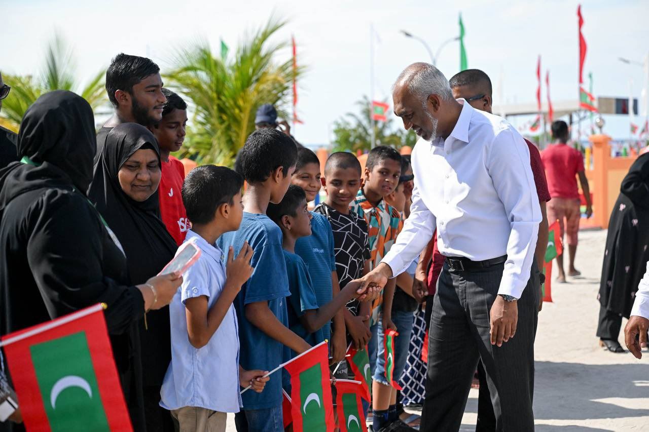 އަރިއަތޮޅު އުތުރުބުރީގެ މީހުން ދިރިއުޅޭ ރަށްރަށަށް ކުރައްވާ ތިން ދުވަހުގެ ދަތުރުފުޅެއްގައި ރައީސުލްޖުމްހޫރިއްޔާ މިއަދު ހެނދުނު ވަޑައިގެންފި!