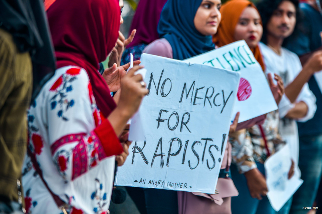 ރ. އަލިފުށީގައި ގަދަކަމުން އަންހެނަކާއެކު ޖިންސީގުޅުން ހިންގި މައްސަލަ ބަލަނީ