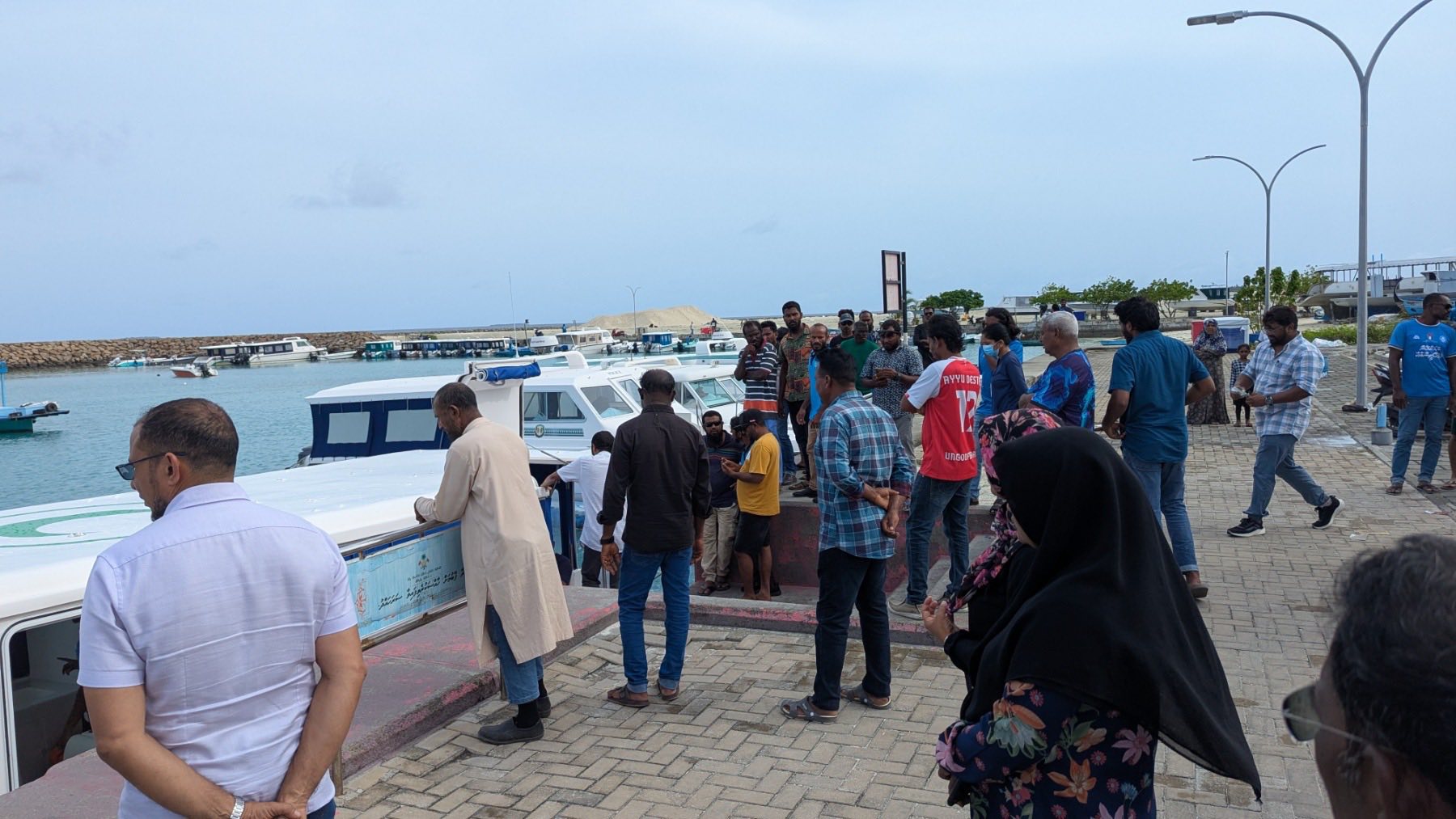 ފައިނު އެކްސިޑެންޓް: ދެ ކުދިންނާއި ޓީޗަރު ވެންޓިލޭޓަރުގައި