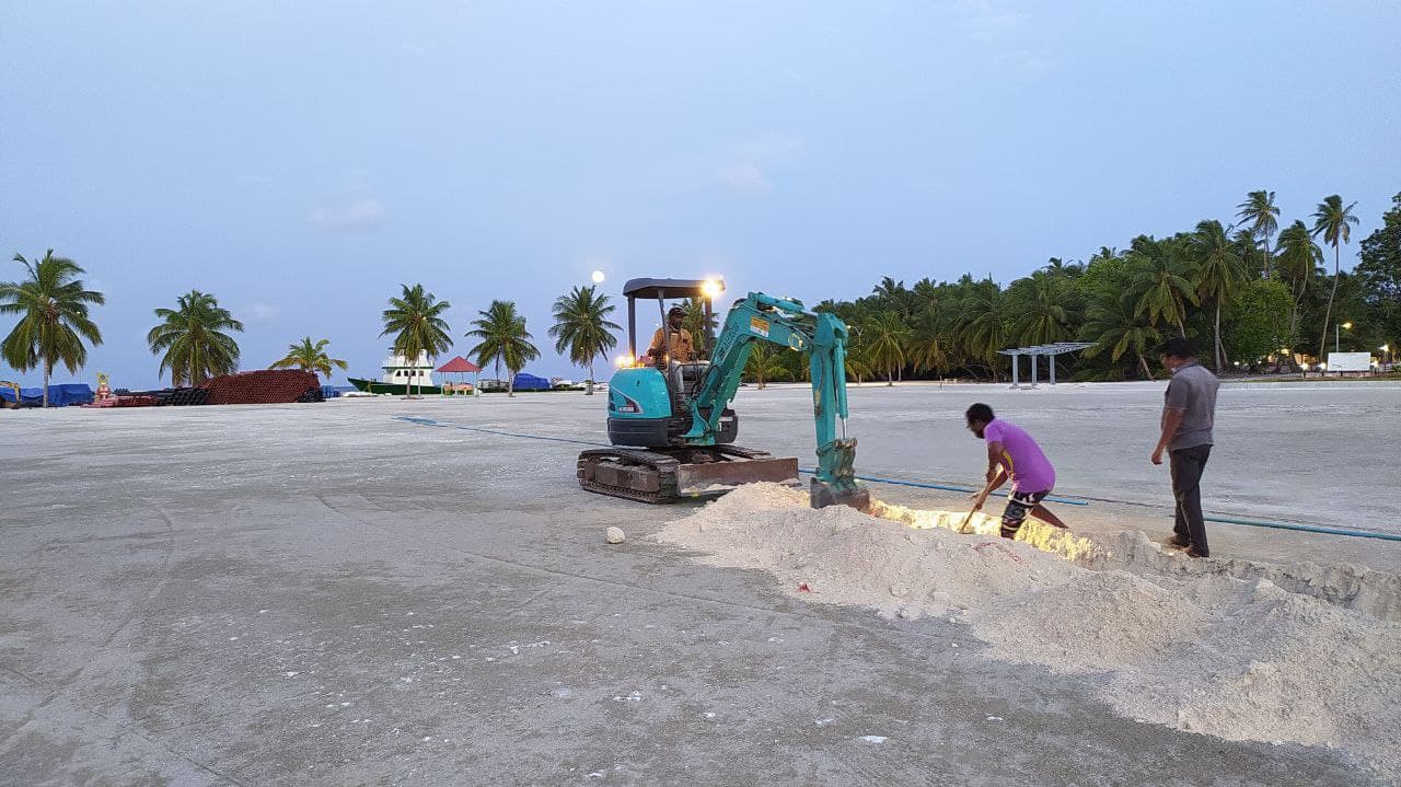 ފޮޓޯ: ރ. ވާދޫ ބަނދަރަށް ބޯ ފެން ފޯރުކޮށްދިނުމަށް ހޮޅި އެޅުމުގެ މަސައްކަތް