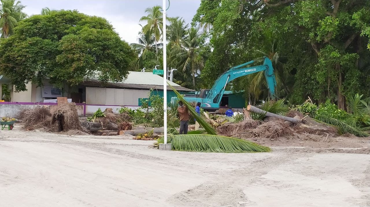 ފޮޓޯ: ރ. ވާދޫގައި ފެނަކައިގައި އާ އޮފީސް އިމާރާތް އެޅުމަށް ބިން ސާފުކުރުން
