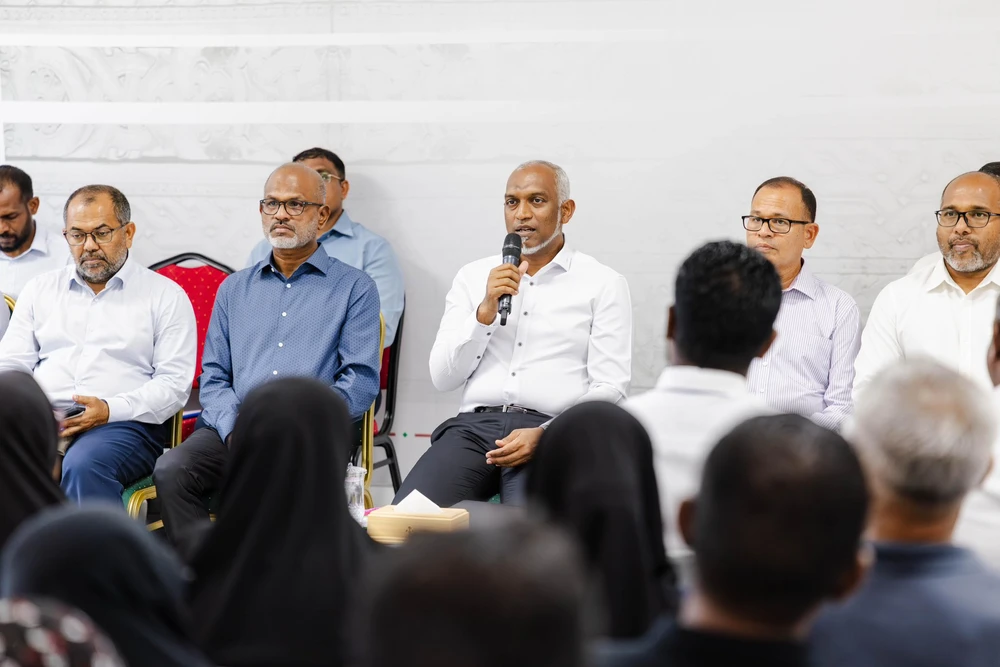 ރަތްމަންދޫ ރައްޔިތުން އެހެން ރަށަކަށް ބަދަލުކުރުމާއި ގުޅޭގޮތުން މަޝްވަރާކުރައްވައިފި
