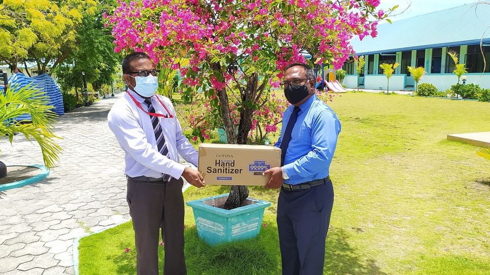 ވާދޫ ސިއްޙީ މަރުކަޒުގެ ފަރާތުން ވާދޫ ސްކޫލަށް 10 ކޭސް ސެނިޓައިޒާ ހަދިޔާކޮށްފި