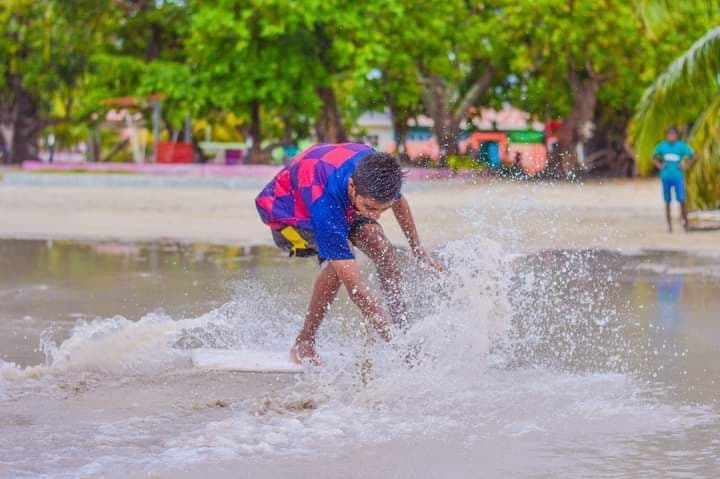 ސްކިމް ބޯޑިން ރާއްޖެއަށް ތައާރަފުކޮށް، ދިރުވަމުންދާ ވާދޫގެ ދަރިން!
